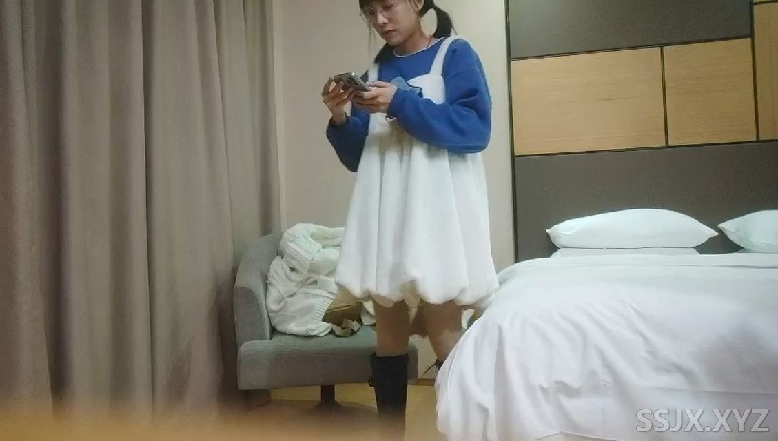 [1V/328M]我是探索者 - 2000约的高反差眼镜妹 穿上衣服邻家少女 脱下衣服纹身骚货